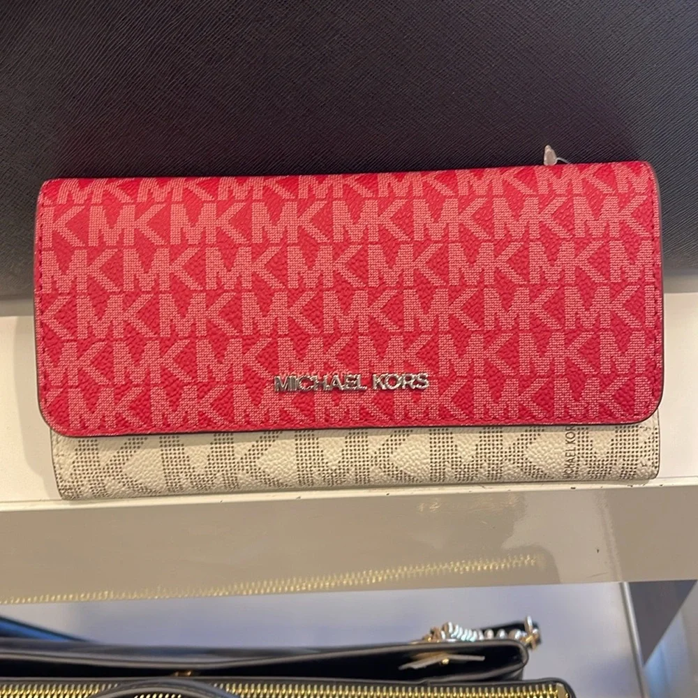 MICHAEL KORS Jet Set Travel Signature Logo Tri-Fold Wallet
DARK RASPBERRY MULTI - Picture 7 of 16